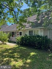 view of front facade with a front lawn