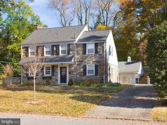 view of front facade featuring a front lawn