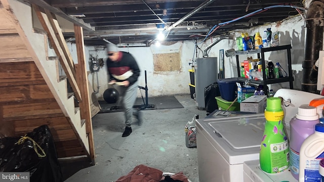 basement with water heater and independent washer and dryer