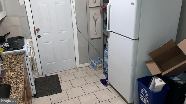 laundry room featuring light tile patterned floors