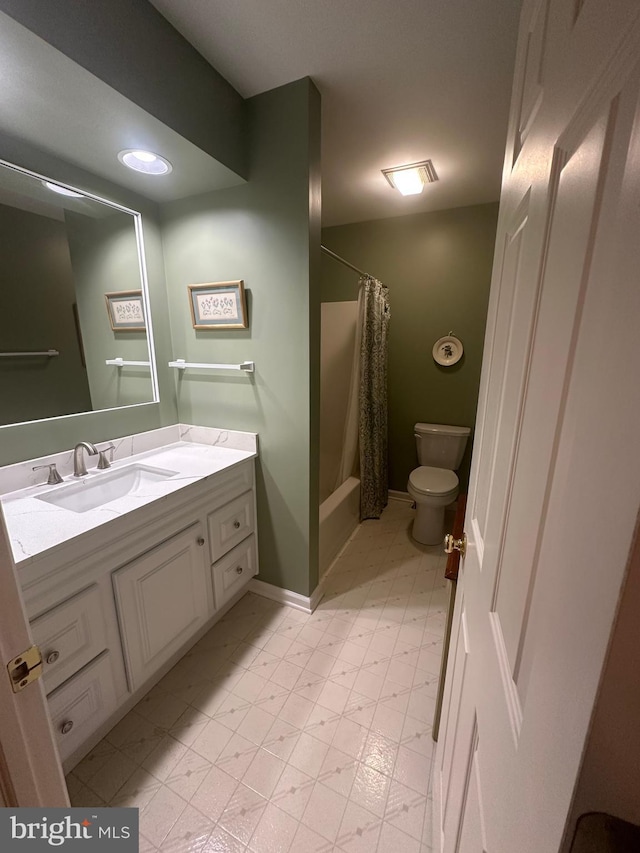 full bathroom featuring vanity, toilet, and shower / bath combo