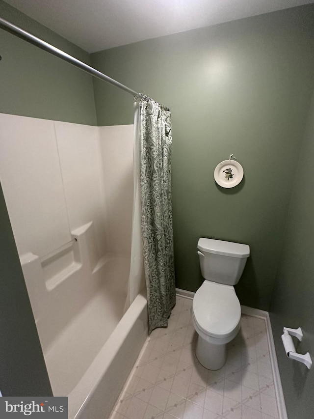 bathroom with toilet and shower / bath combo with shower curtain