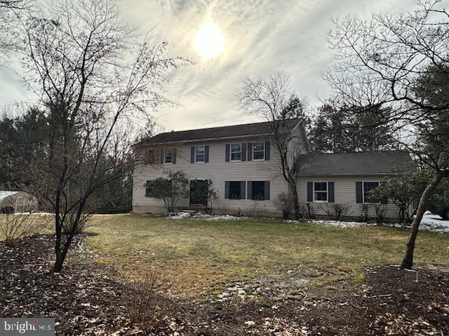 view of front of property with a front lawn