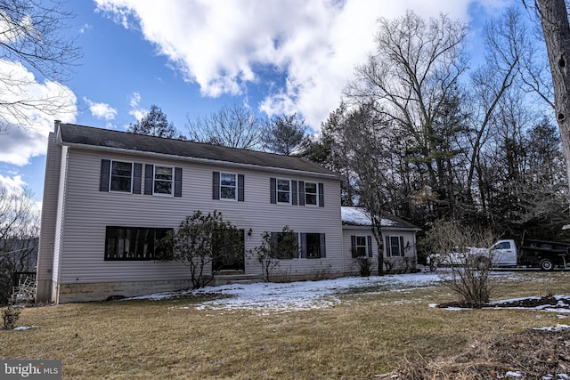 view of front of property featuring a yard