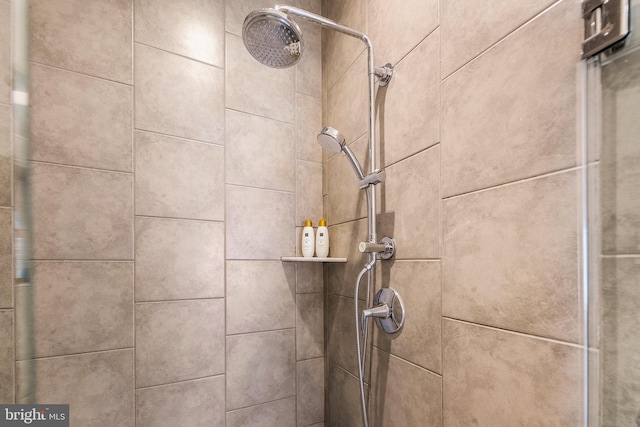 interior details with a tile shower