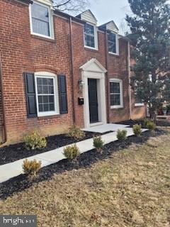 view of front of property with a front yard