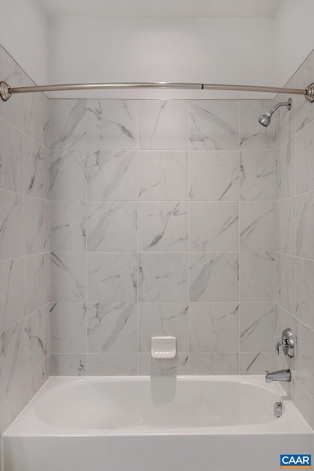 bathroom with tiled shower / bath combo