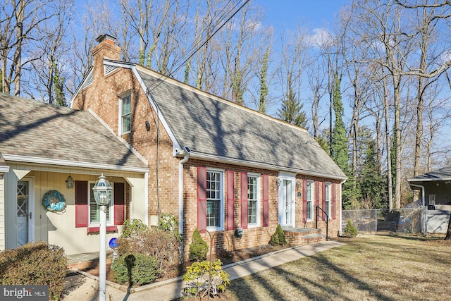 view of front of home featuring a front lawn