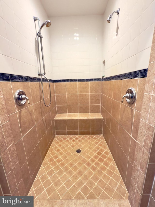 bathroom featuring a tile shower