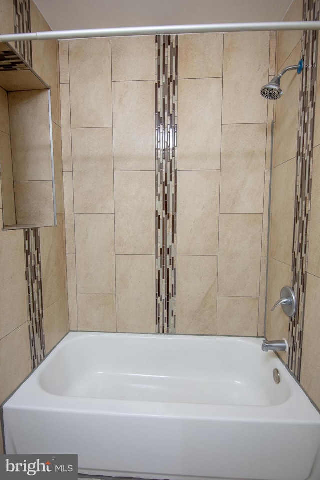 bathroom featuring tiled shower / bath