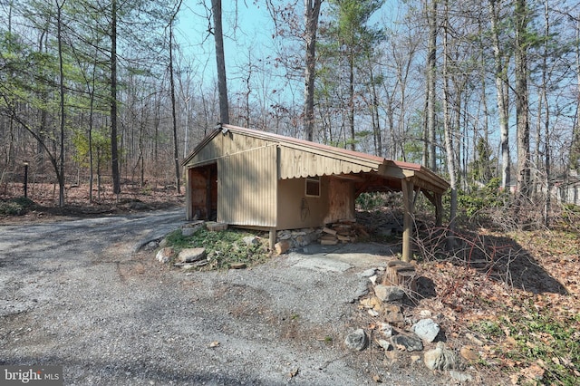 view of outdoor structure featuring an outbuilding