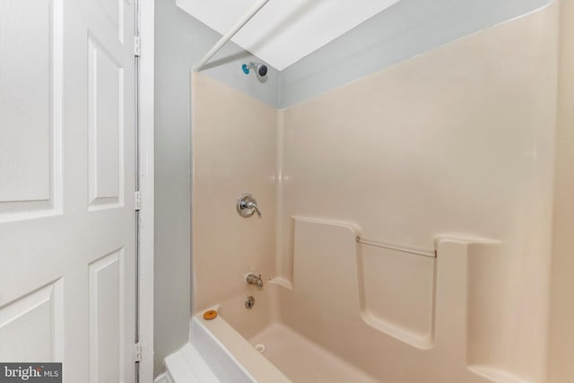 bathroom with bathtub / shower combination