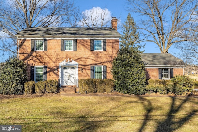 colonial inspired home featuring a front yard