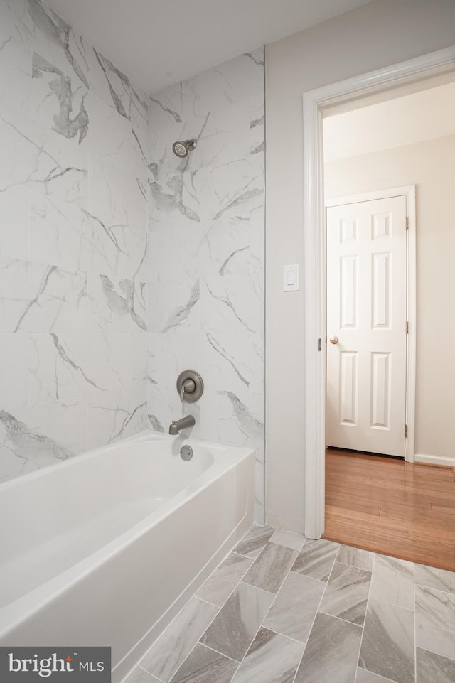 bathroom with tiled shower / bath