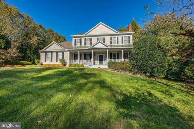 view of front of property featuring a front lawn and a porch