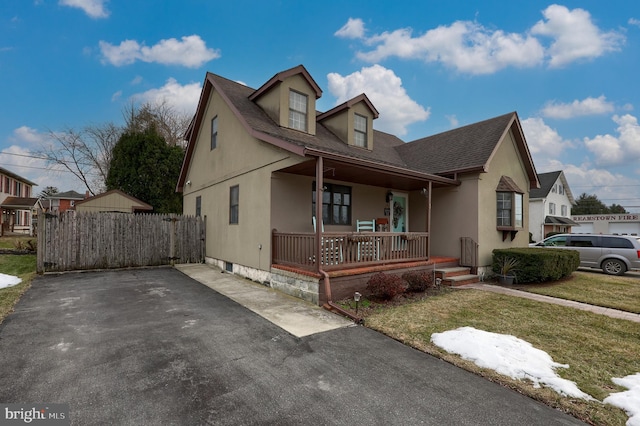 view of front facade featuring a front lawn and covered porch