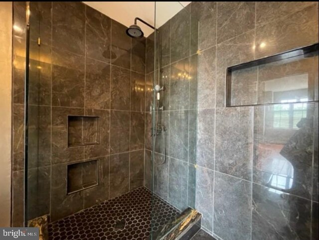 bathroom featuring a tile shower