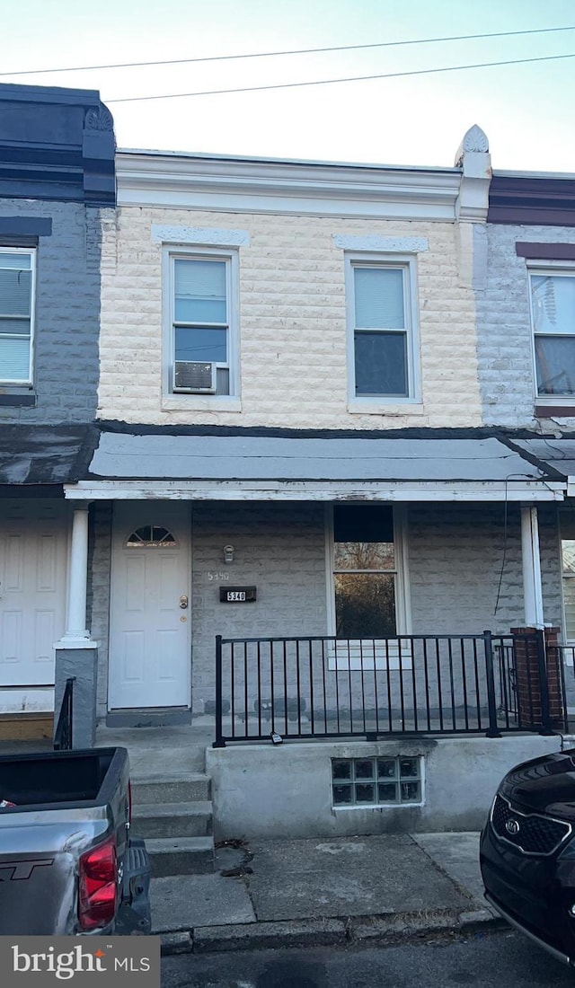 view of front of property featuring a porch