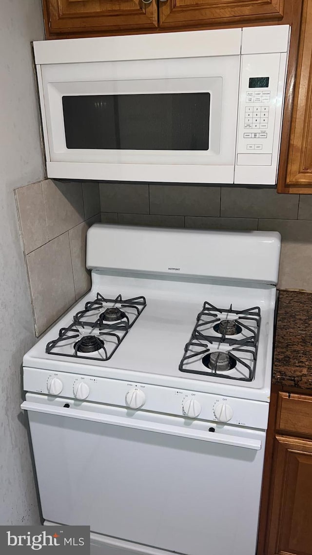 room details with tasteful backsplash and white appliances