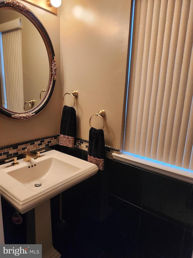 bathroom featuring tile walls