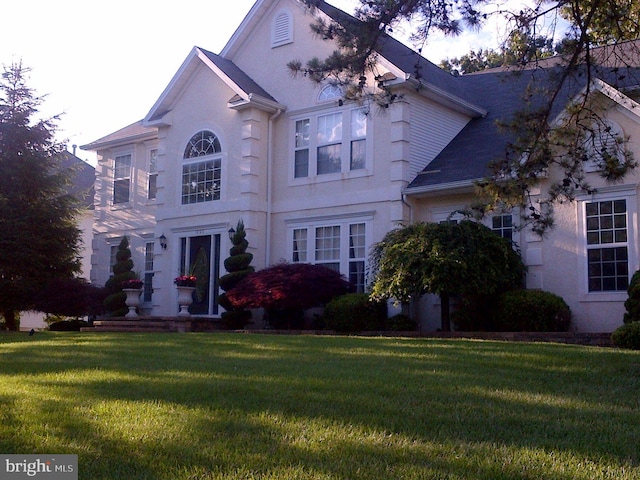 view of front of home featuring a front yard