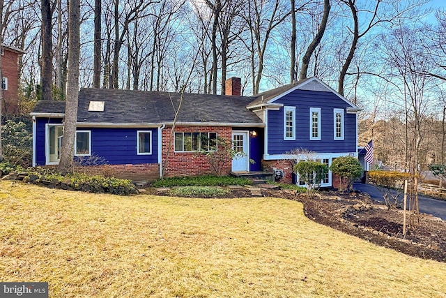 tri-level home featuring a front yard