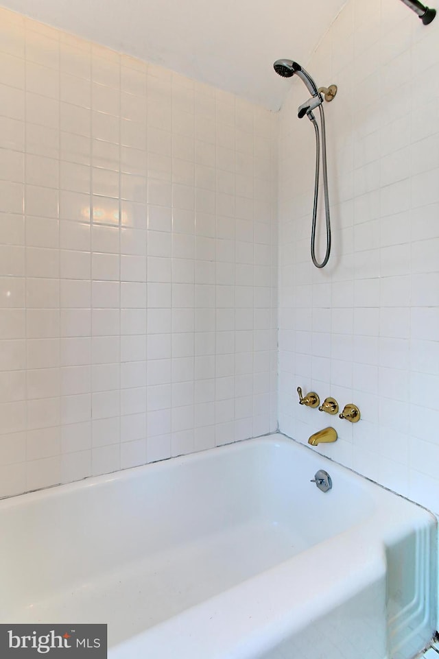 bathroom featuring tiled shower / bath