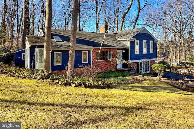 view of front of house featuring a front lawn