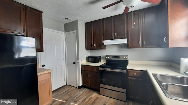 kitchen featuring sink, ceiling fan, hardwood / wood-style floors, black appliances, and a textured ceiling