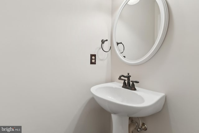 bathroom featuring sink