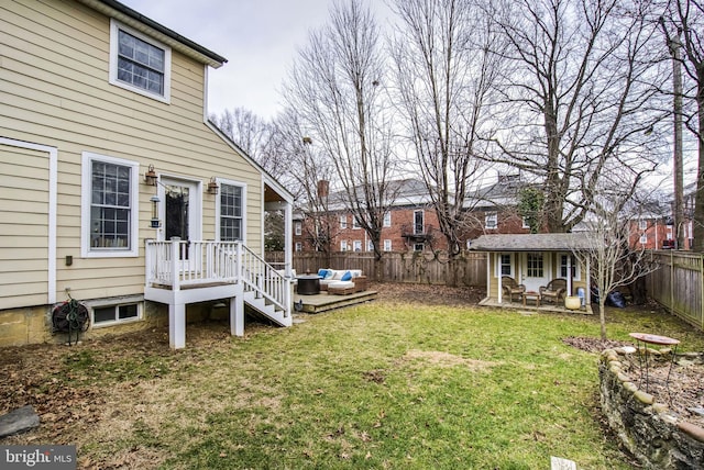 view of yard with an outbuilding