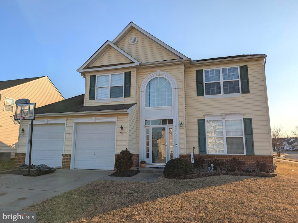 view of front property featuring a lawn