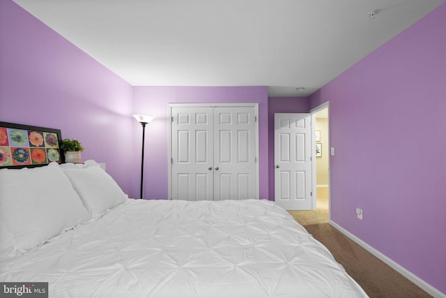 bedroom with carpet flooring and a closet