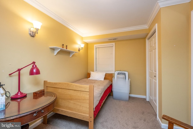 bedroom featuring crown molding, carpet, and baseboards