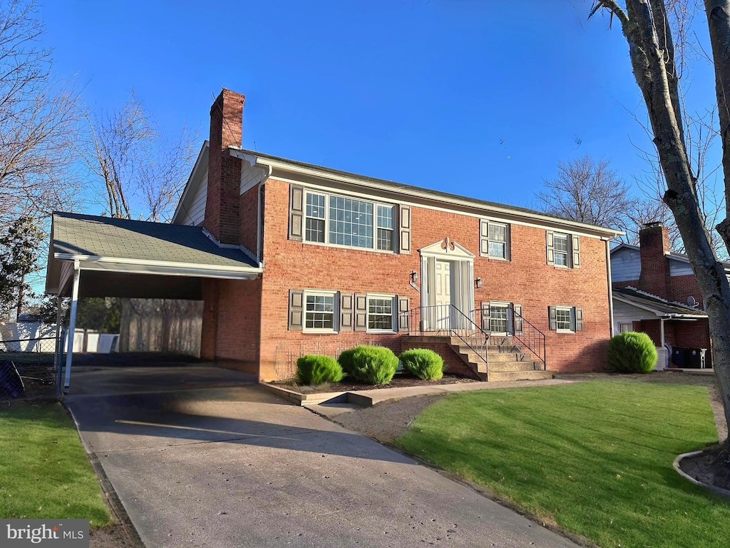 view of front of house featuring a carport and a front lawn