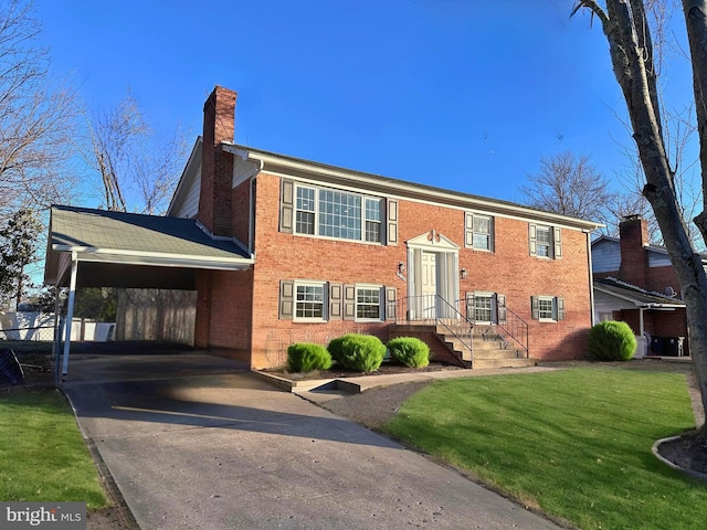 view of front of house featuring a carport and a front lawn