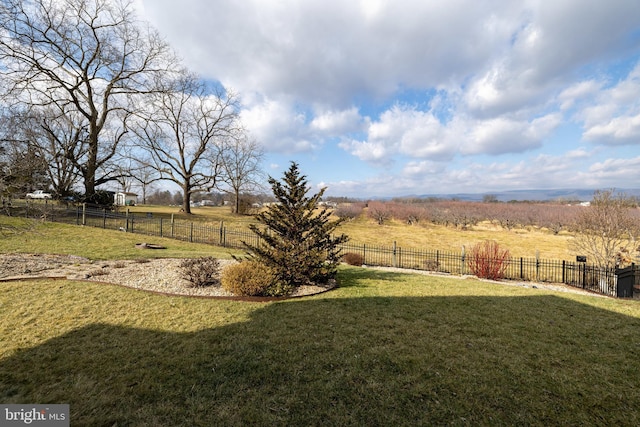 view of yard featuring a rural view