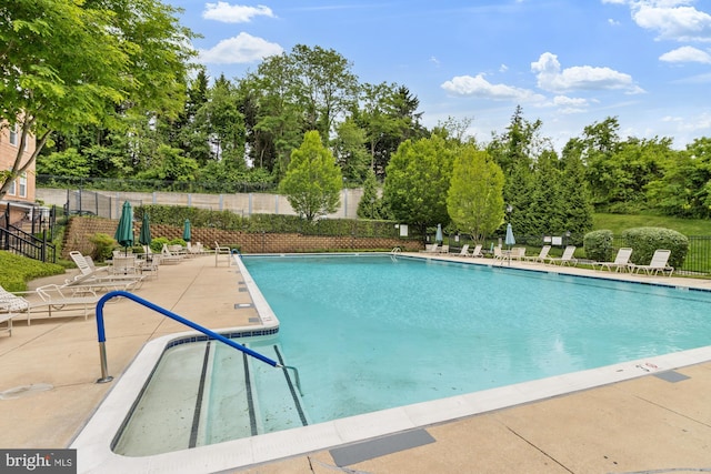 400 Symphony Cir Unit 136E, Cockeysville, MD 21030 - community pool with a patio area and view of wooded area
