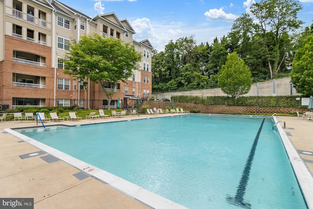 400 Symphony Cir Unit 136E, Cockeysville, MD 21030 - view of community pool