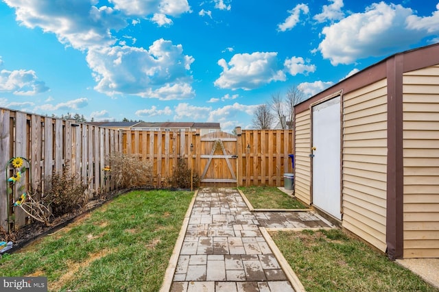 view of yard featuring a storage unit