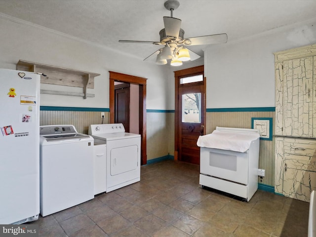 washroom with ceiling fan and washer and clothes dryer