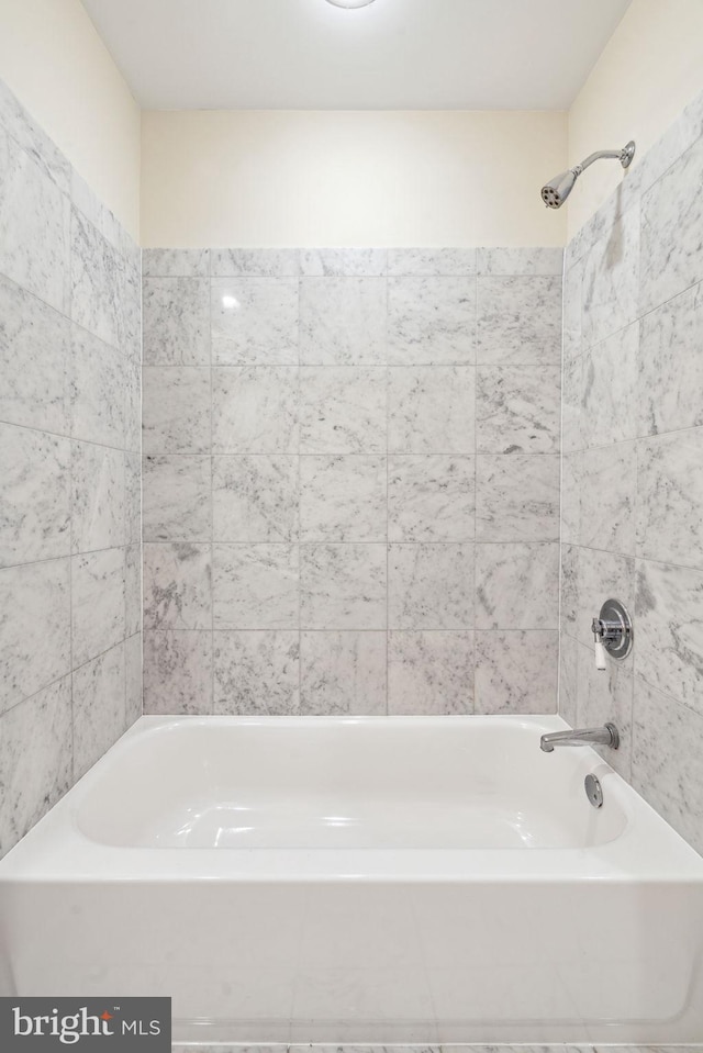 bathroom with tiled shower / bath combo