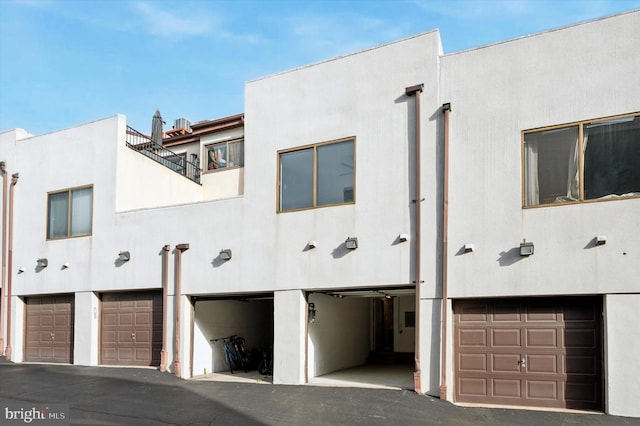 view of front facade featuring a garage