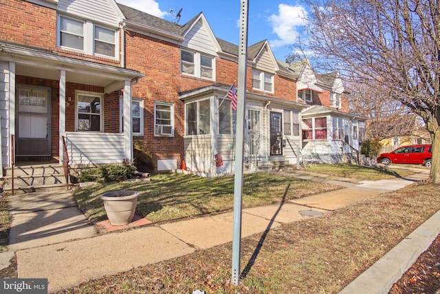 townhome / multi-family property with a front lawn