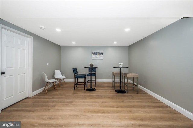 sitting room featuring light wood finished floors, recessed lighting, and baseboards