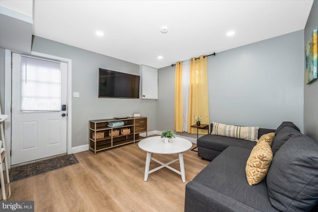 living area featuring recessed lighting, light wood-style flooring, and baseboards