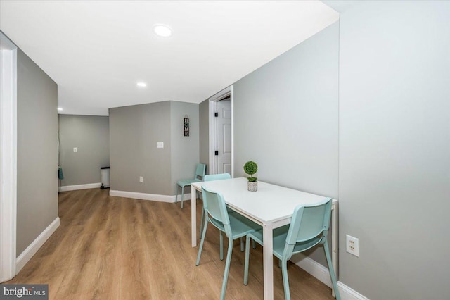 dining room with light wood-style flooring, baseboards, and recessed lighting