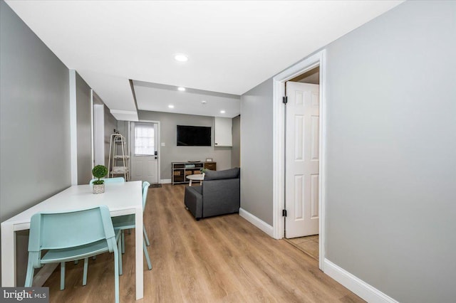 dining room featuring light wood-style floors, recessed lighting, and baseboards