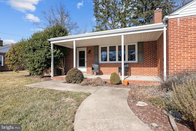 view of front of home featuring a front lawn and covered porch