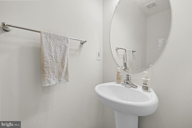 bathroom featuring sink